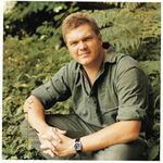 [Picture of Ray Mears]